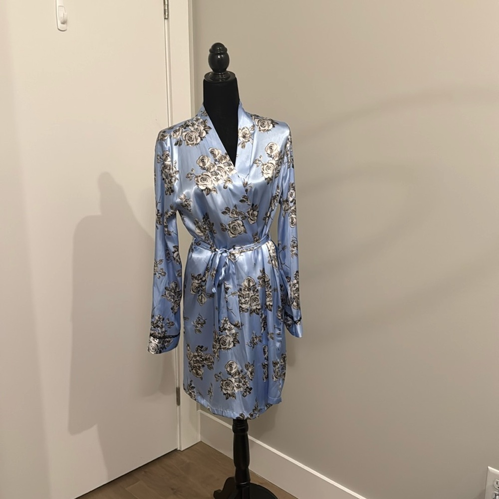 Women's Floral Silky Datin Robe by APT9
Size M